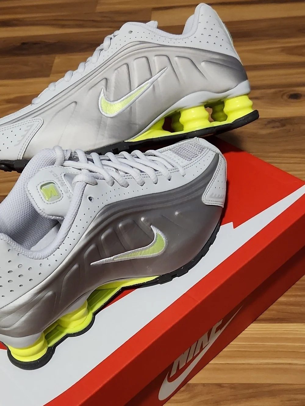 Nike GS Shox R4 size 5 Youth Grey Volt green CW2626-008 big kids 5y with box